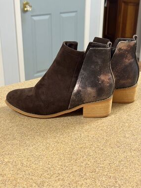 Boutique By Corkys Shield Cut Out Brown Bronze Metallic Booties 7 Boots